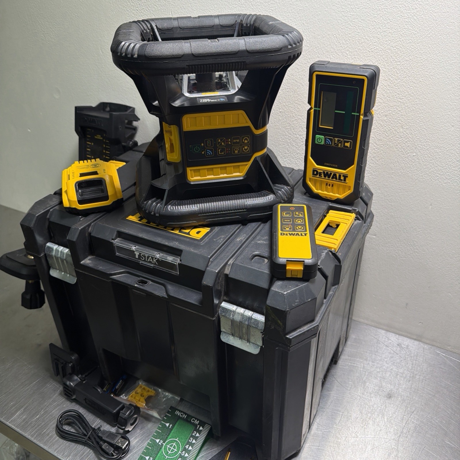 DEWALT DW080LGS 20V MAX Cordless Tool Connect Green Tough Rotary Laser Level Kit