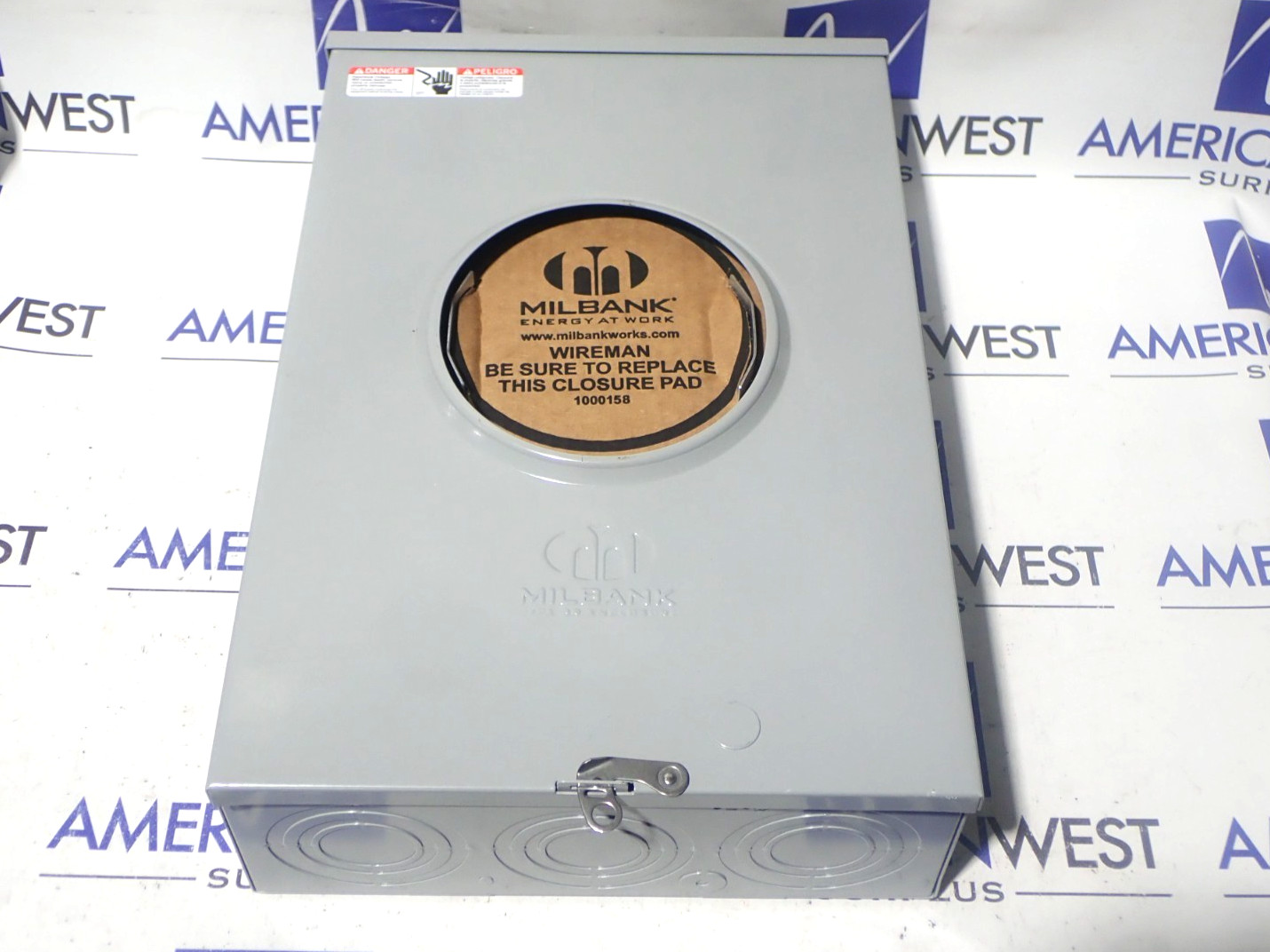 New Milbank 9500L Single Phase 3 Wire 200 Amp 600 Volt 3R Outdoor Meter Socket