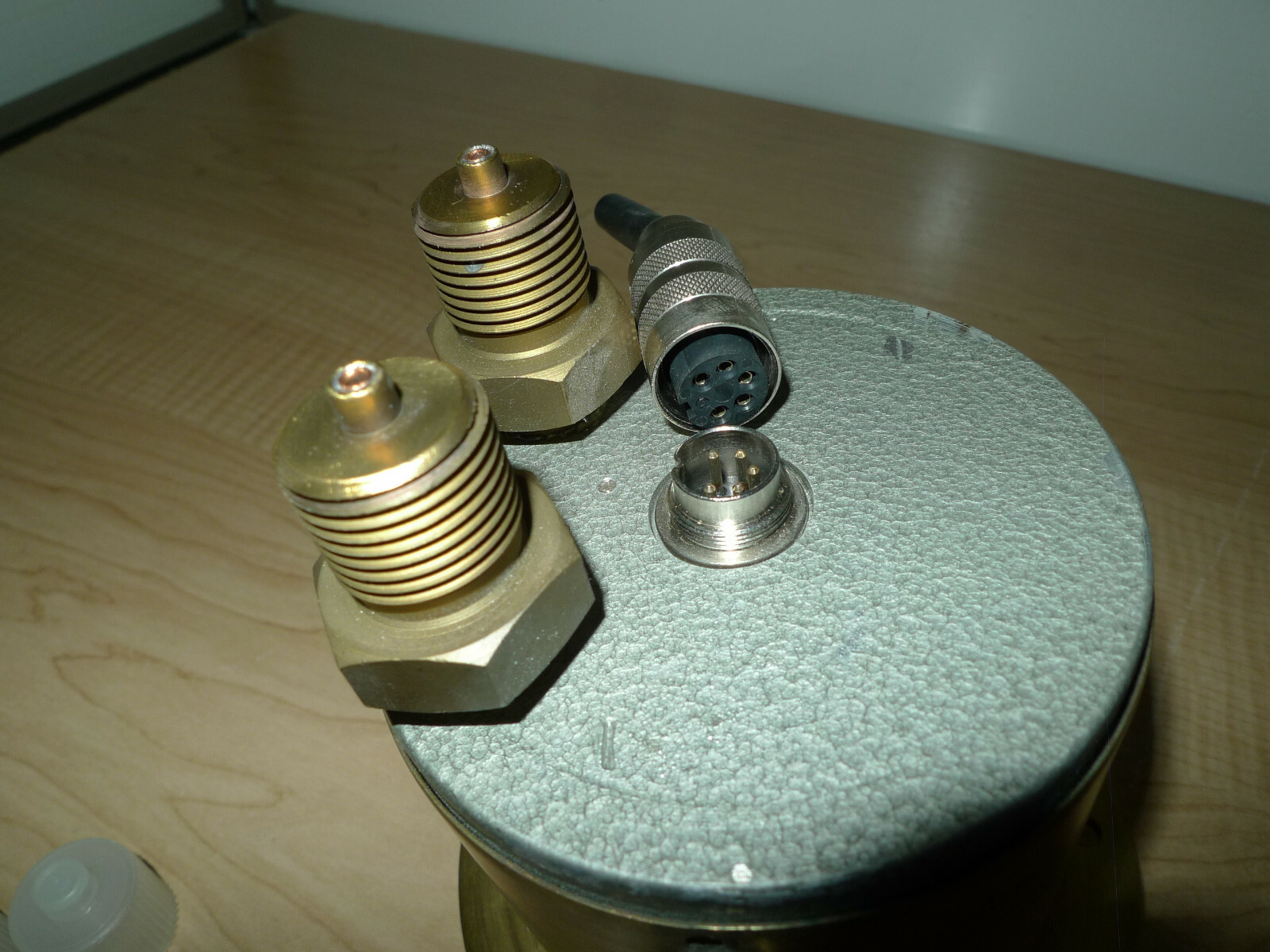 De Wit Brass Pressure Gauge with Limit Switch Spanning Tot 380 Volt -10W ~18 VA