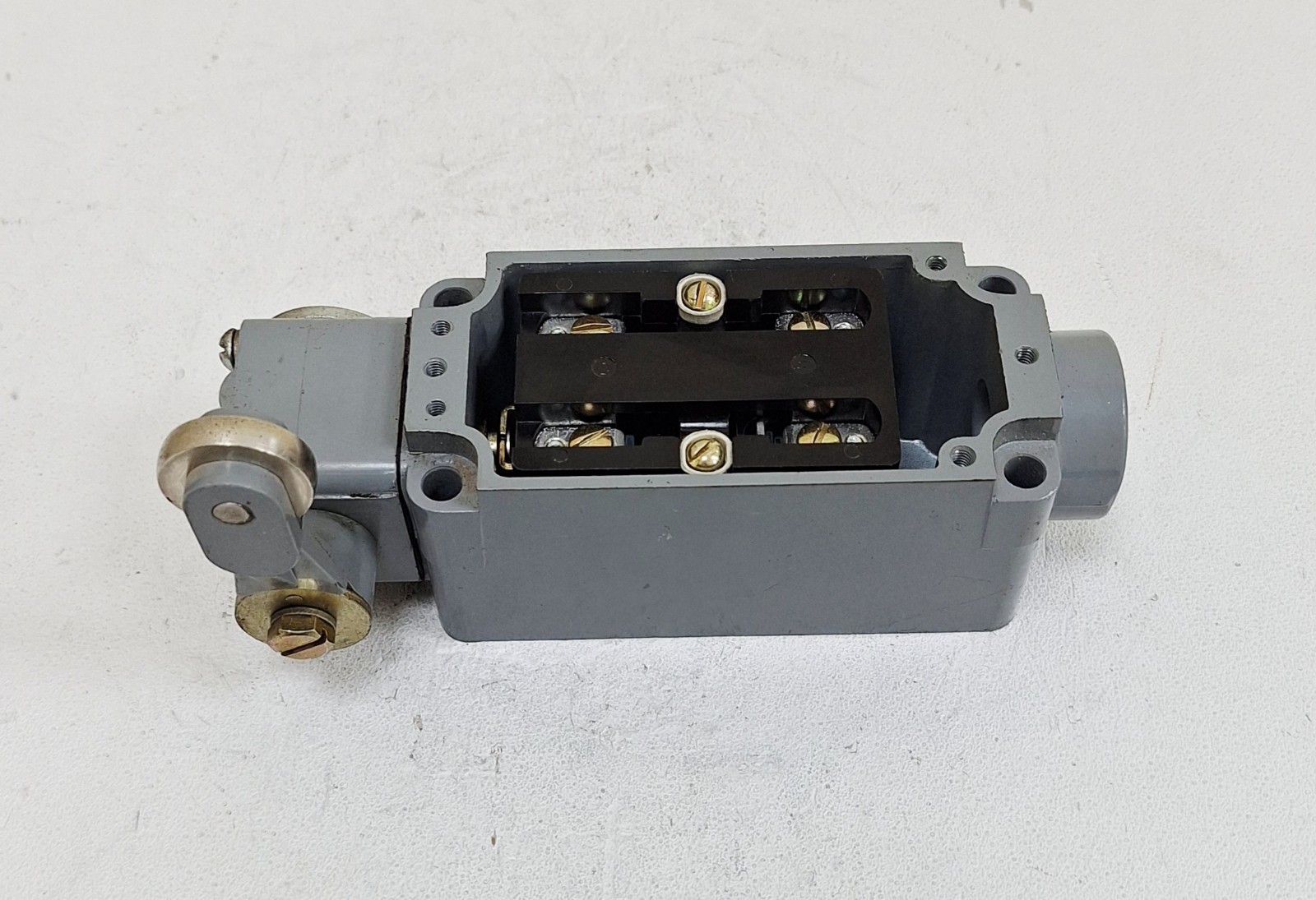Cutler-Hammer 10316ED17 Roller Plunger S.P.D.T Limit Switch 600V