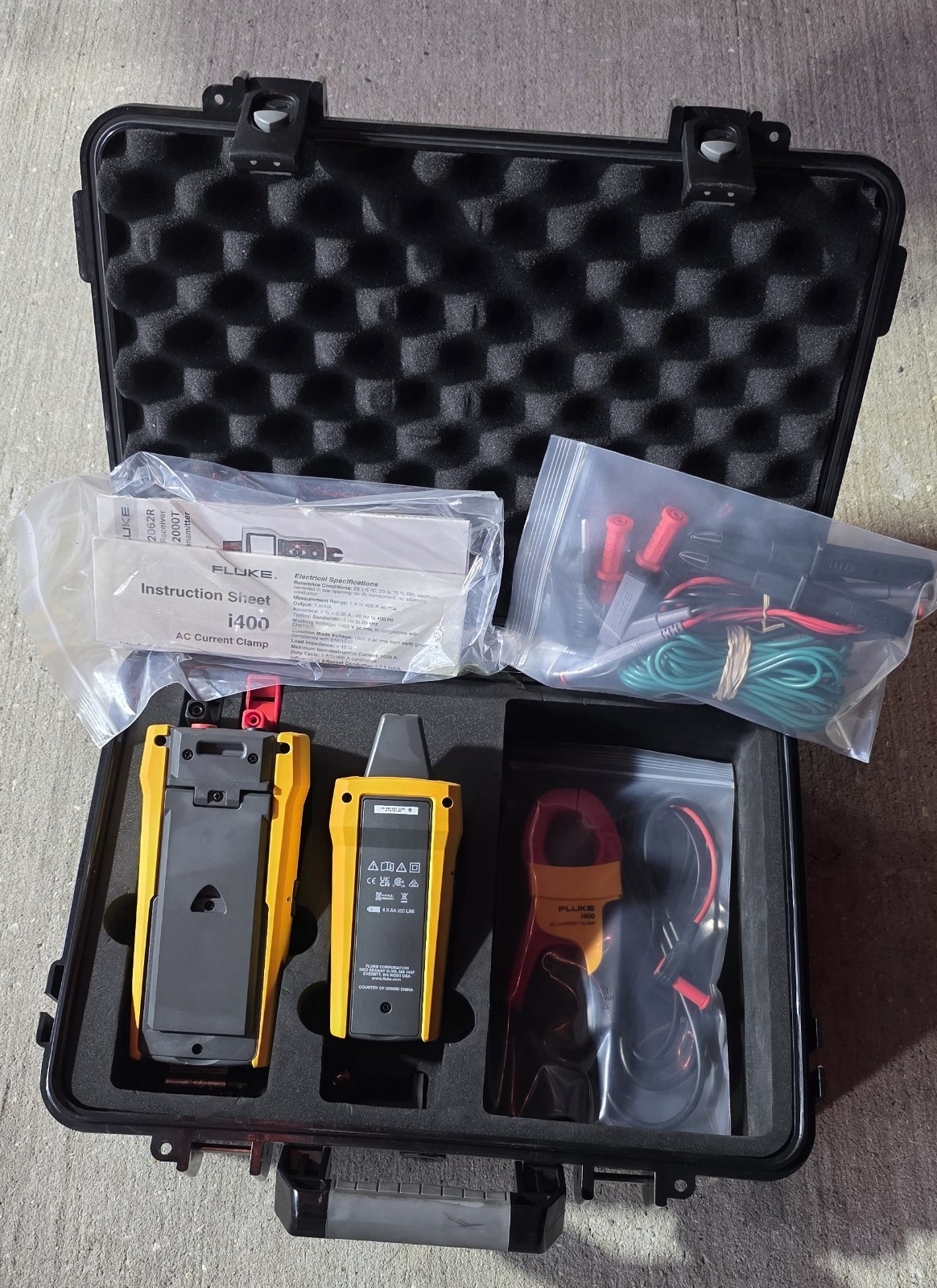Fluke 2000T Wire Tracer Kit w/ i400 AC Current Clamp, CAT III, 1000V Case