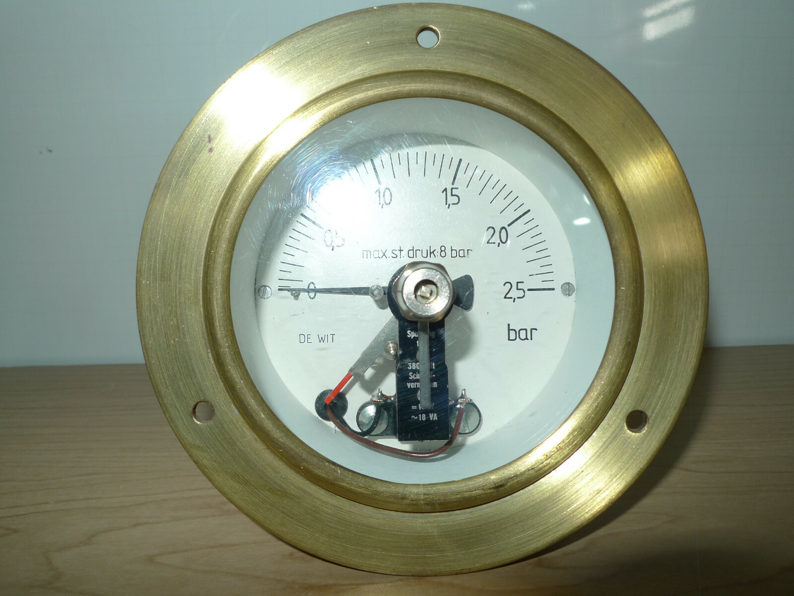 De Wit Brass Pressure Gauge with Limit Switch Spanning Tot 380 Volt -10W ~18 VA