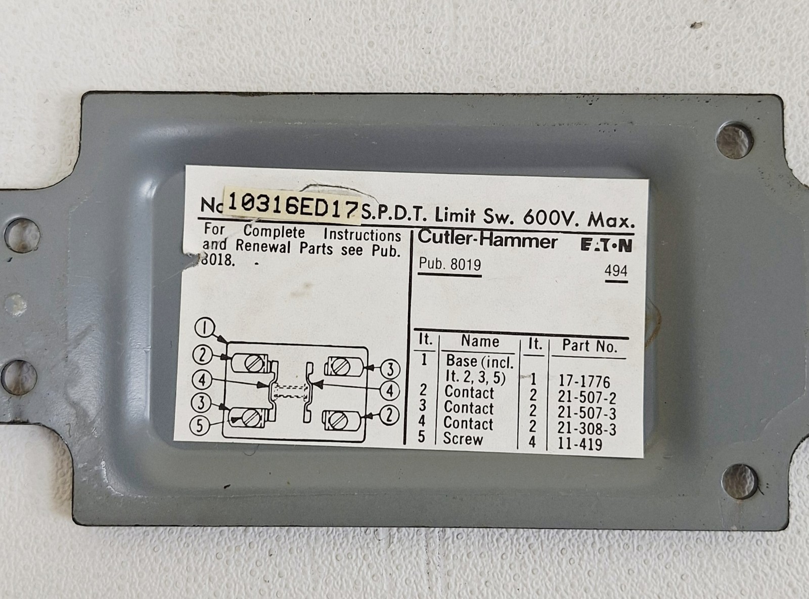 Cutler-Hammer 10316ED17 Roller Plunger S.P.D.T Limit Switch 600V
