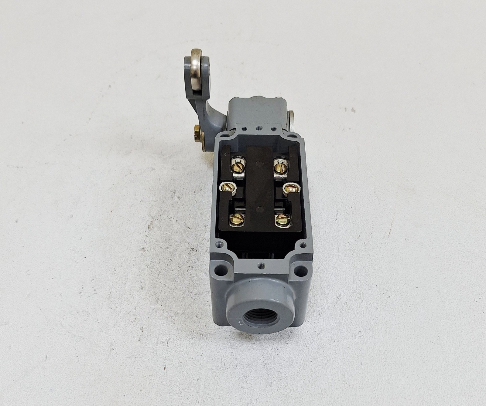 Cutler-Hammer 10316ED17 Roller Plunger S.P.D.T Limit Switch 600V