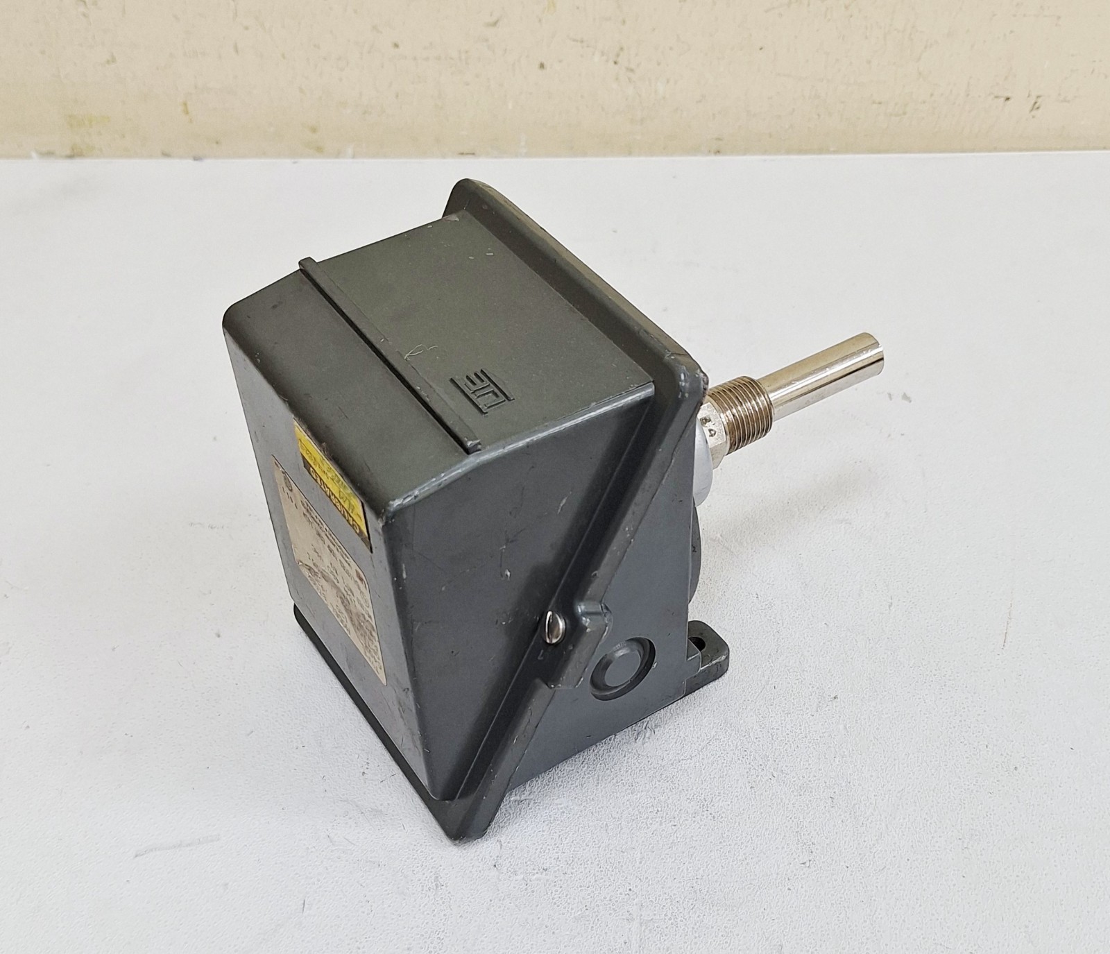 United Electric C402 / 120 Temperature Switch 0-225F / -15+105C