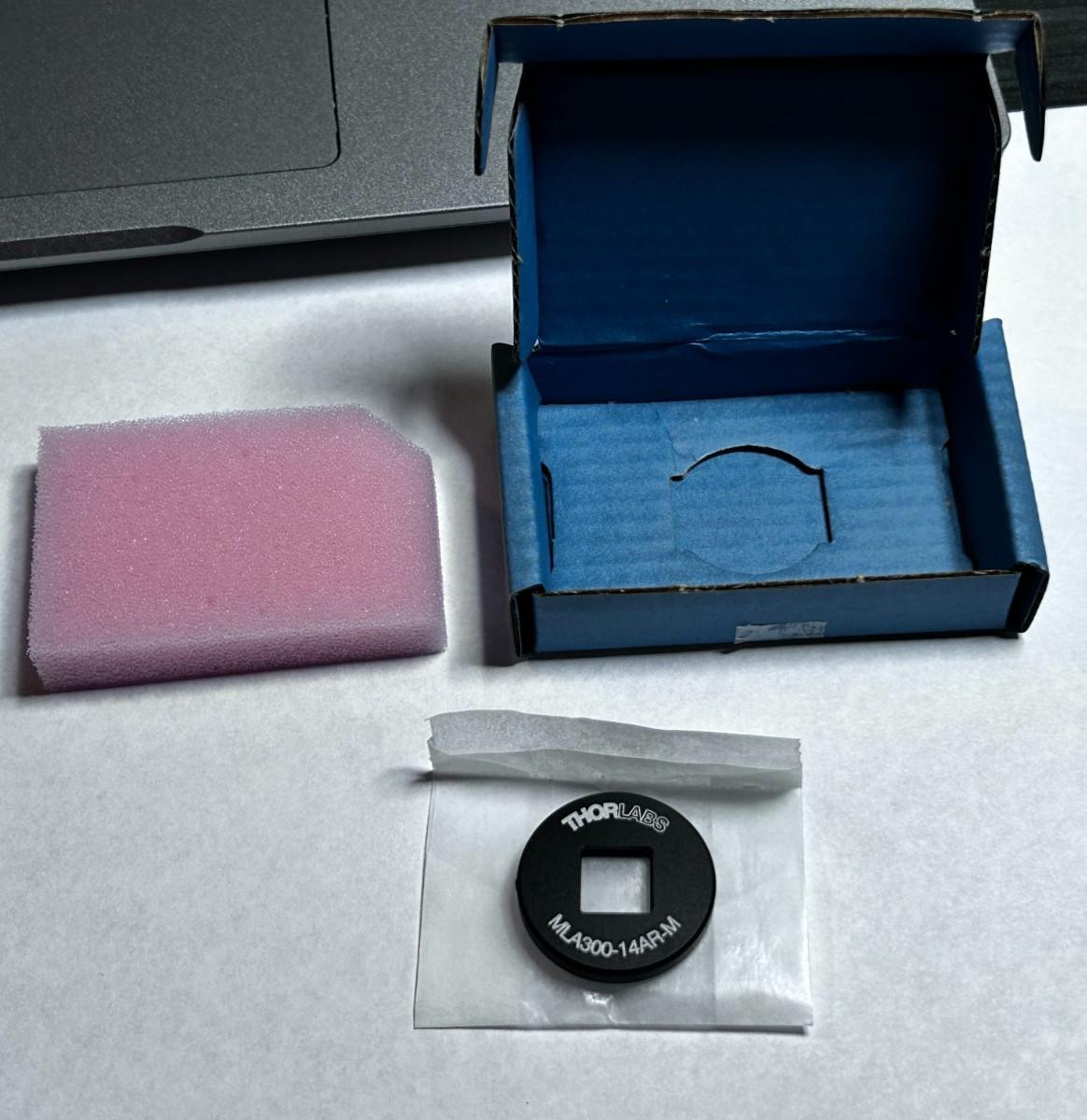 THORLABS Ø1″ Mounted Lens Array, 400 – 900 nm AR Coating, Pitch = 300 µm, f = 14