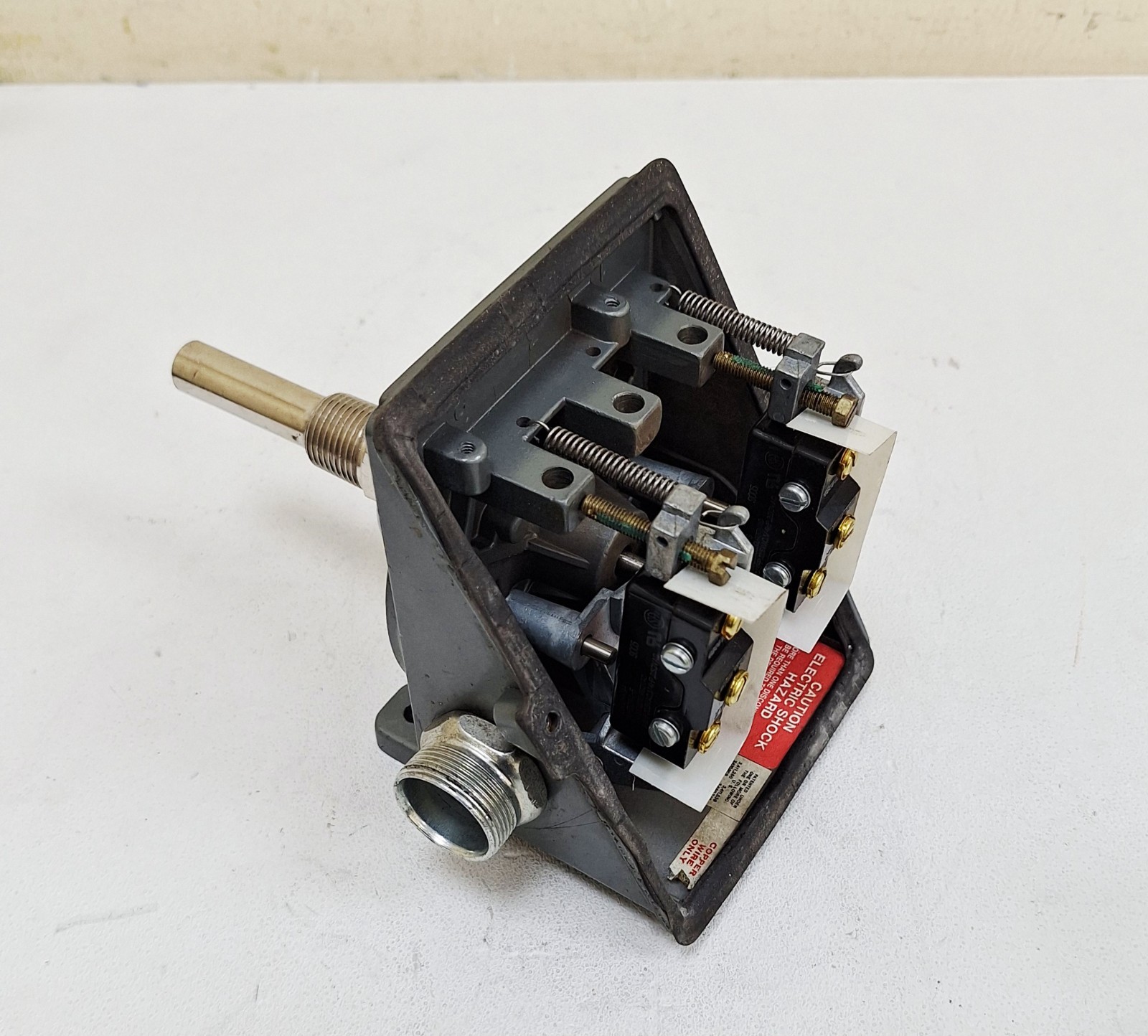United Electric C402 / 120 Temperature Switch 0-225F / -15+105C