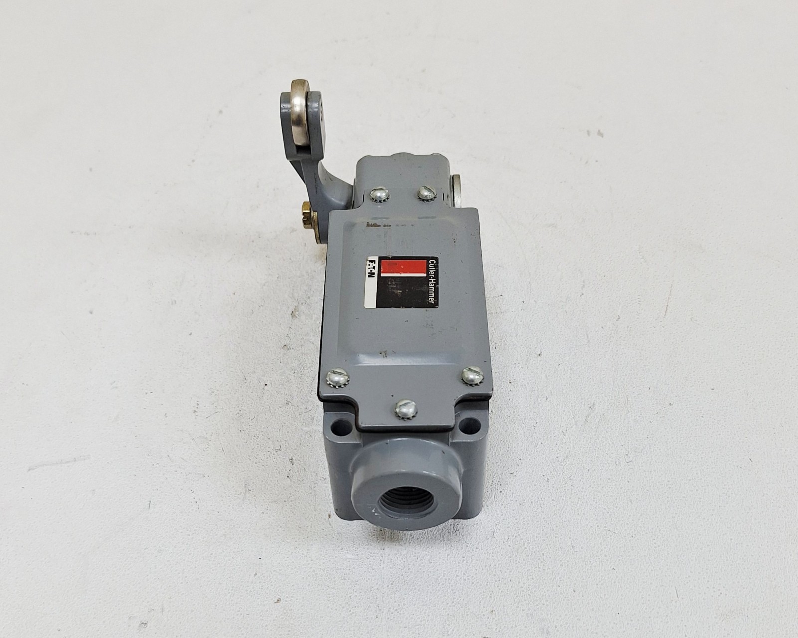 Cutler-Hammer 10316ED17 Roller Plunger S.P.D.T Limit Switch 600V