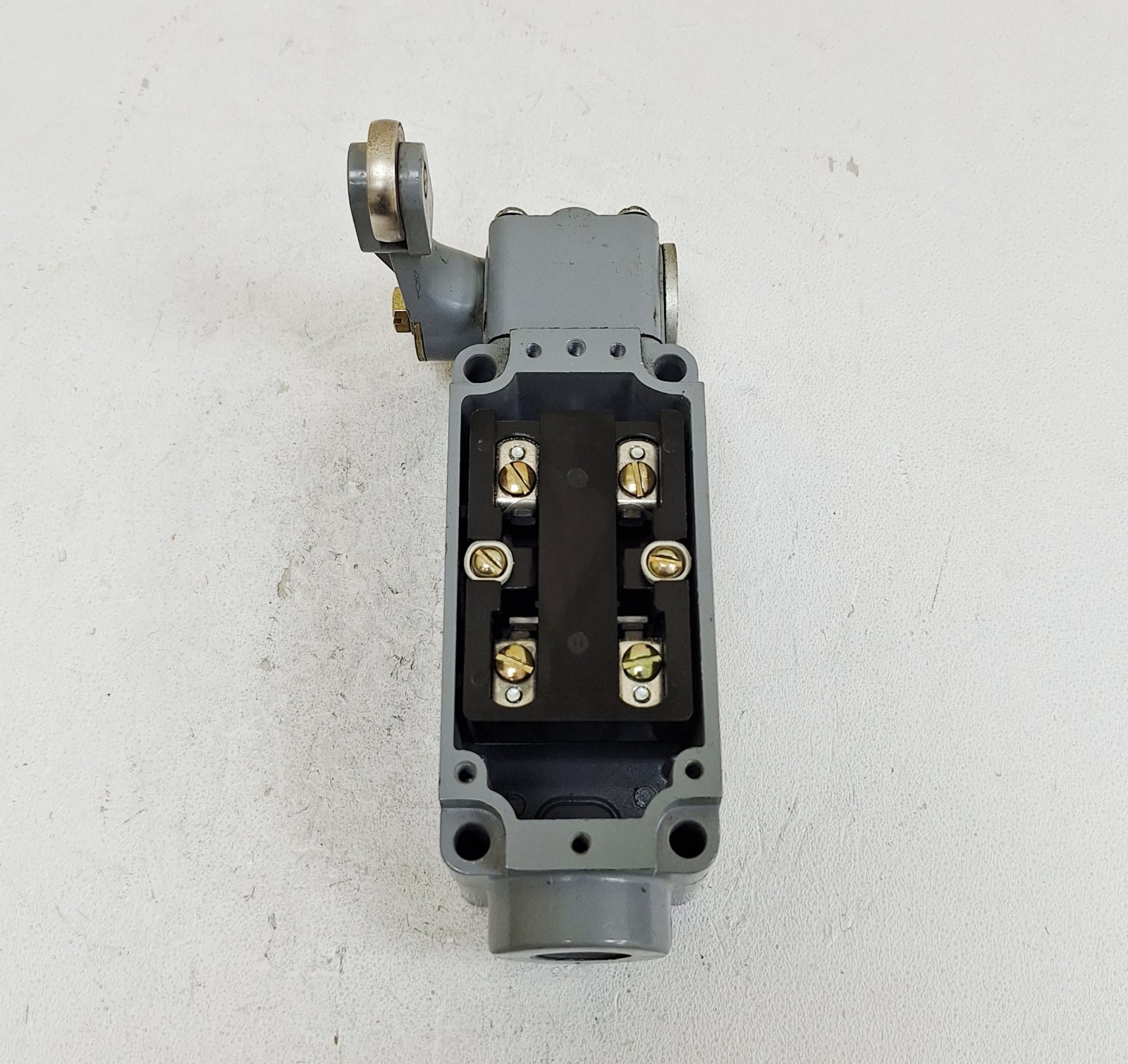 Cutler-Hammer 10316ED17 Roller Plunger S.P.D.T Limit Switch 600V