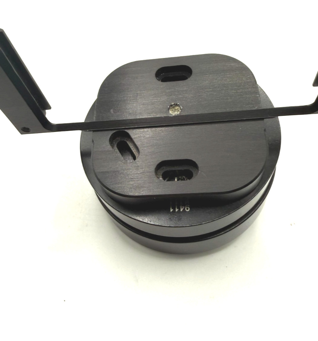Newport 9411 Kinematic Cube/Prism Mount and a Rectangular Mount