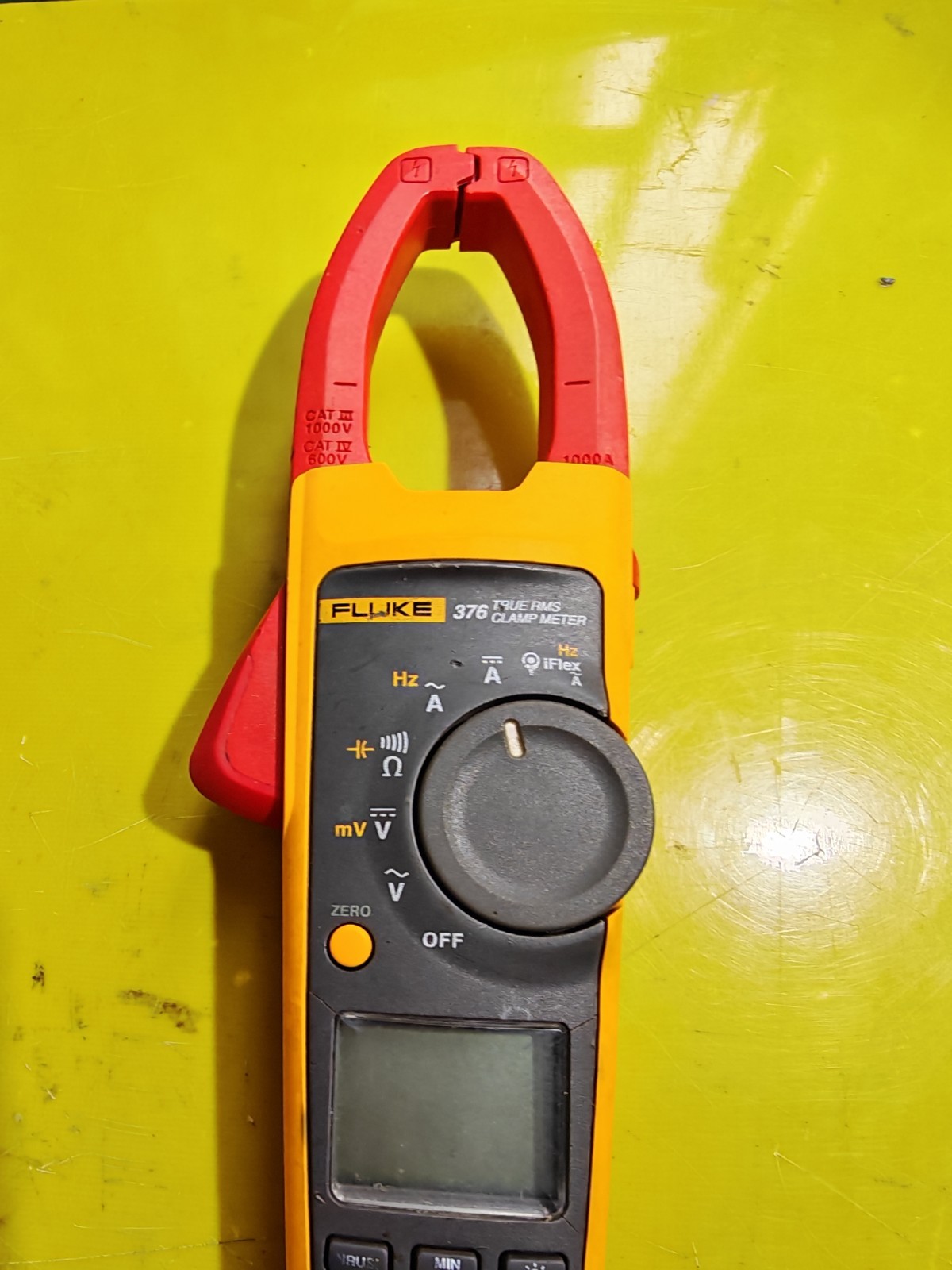 Fluke 376 True‑RMS Clamp Meter, screen cracked (unit‑only).Item fully functional
