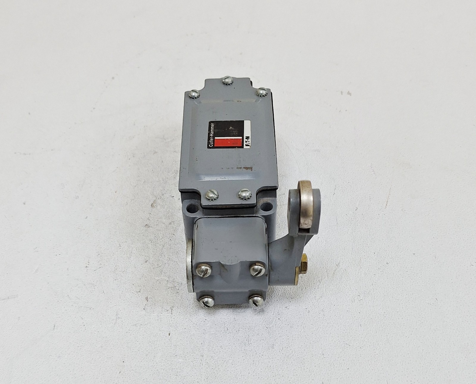 Cutler-Hammer 10316ED17 Roller Plunger S.P.D.T Limit Switch 600V