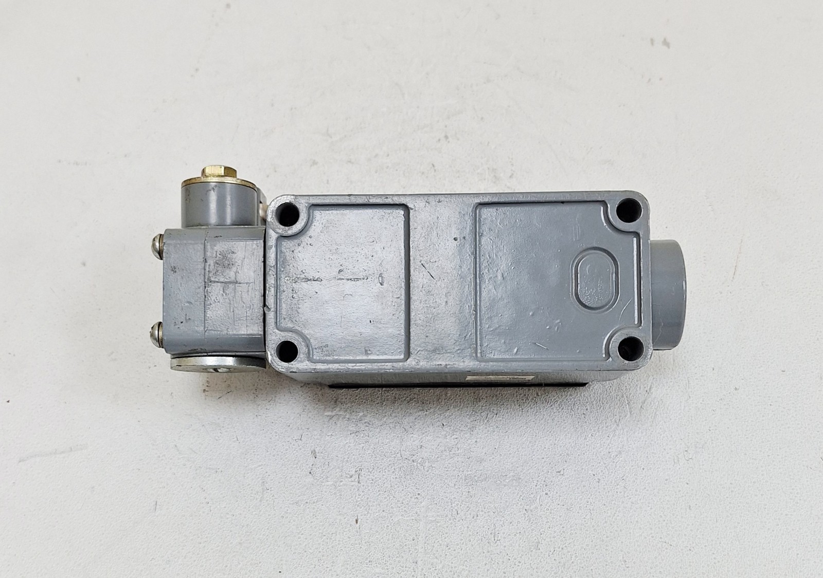 Cutler-Hammer 10316ED17 Roller Plunger S.P.D.T Limit Switch 600V