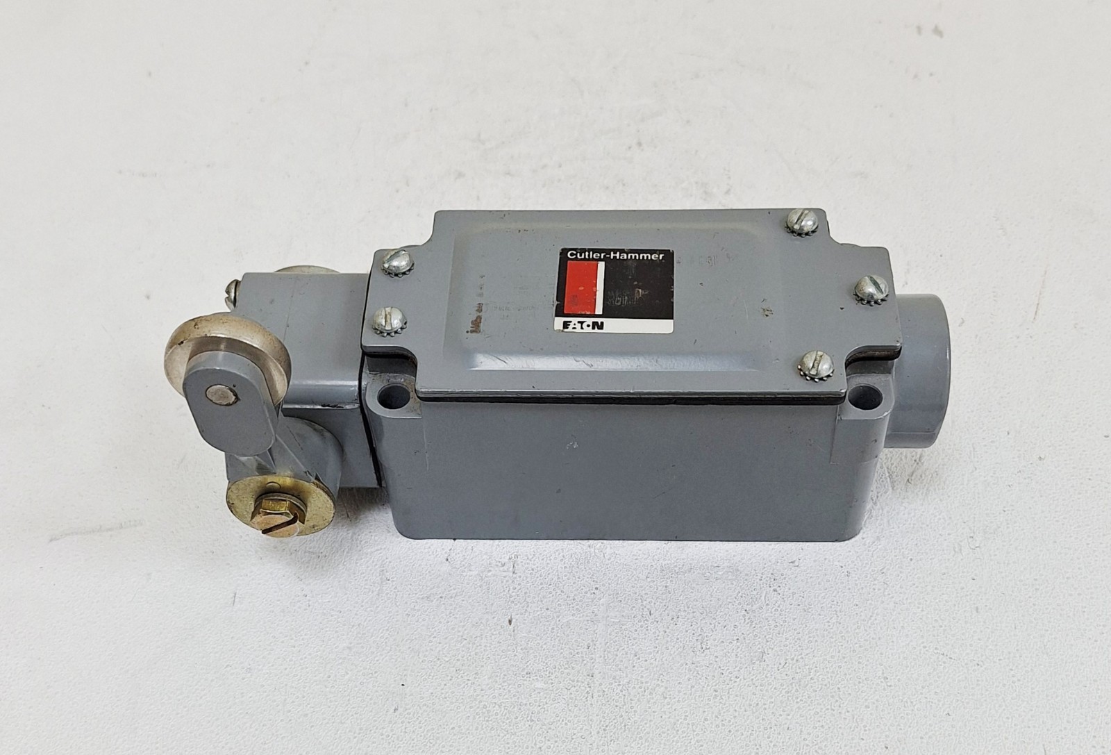 Cutler-Hammer 10316ED17 Roller Plunger S.P.D.T Limit Switch 600V