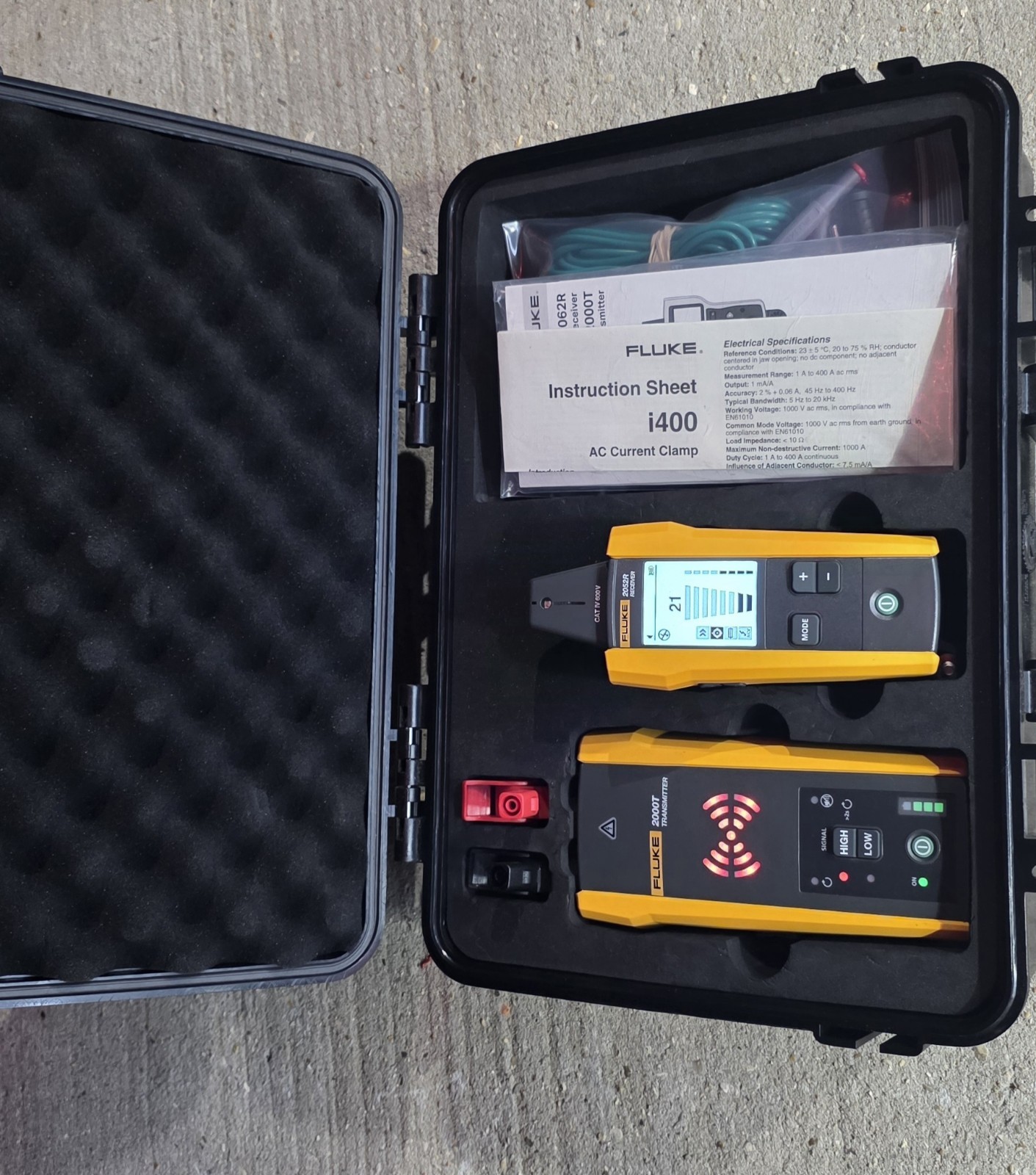 Fluke 2000T Wire Tracer Kit w/ i400 AC Current Clamp, CAT III, 1000V Case