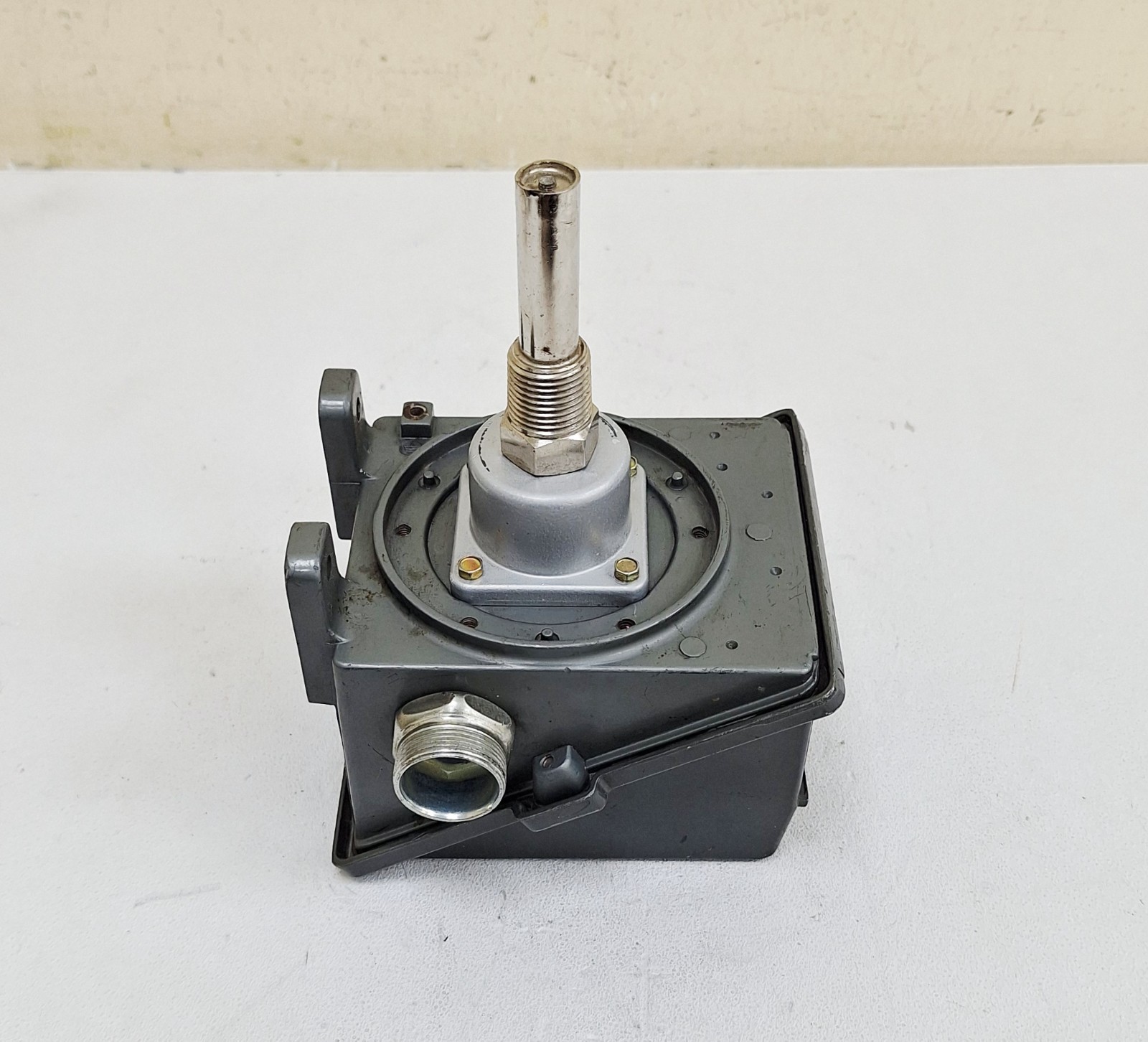 United Electric C402 / 120 Temperature Switch 0-225F / -15+105C