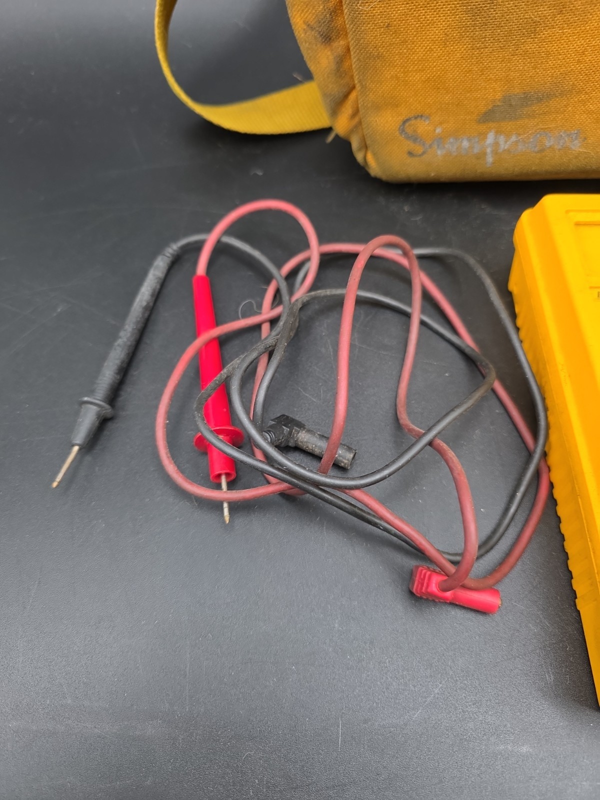 Beckman Industrial HD110 Digital Multimeter DMM w/ Leather Case Untested