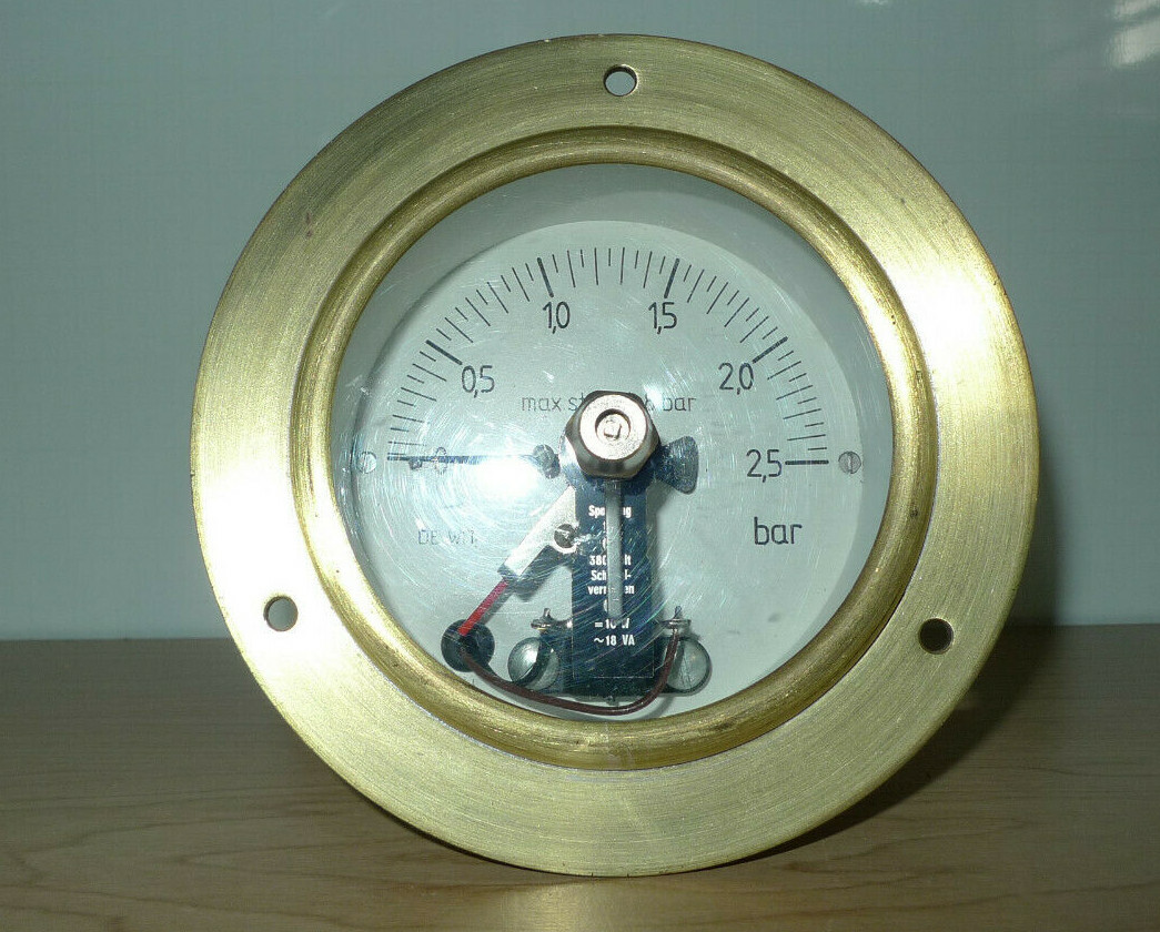 De Wit Brass Pressure Gauge with Limit Switch Spanning Tot 380 Volt -10W ~18 VA