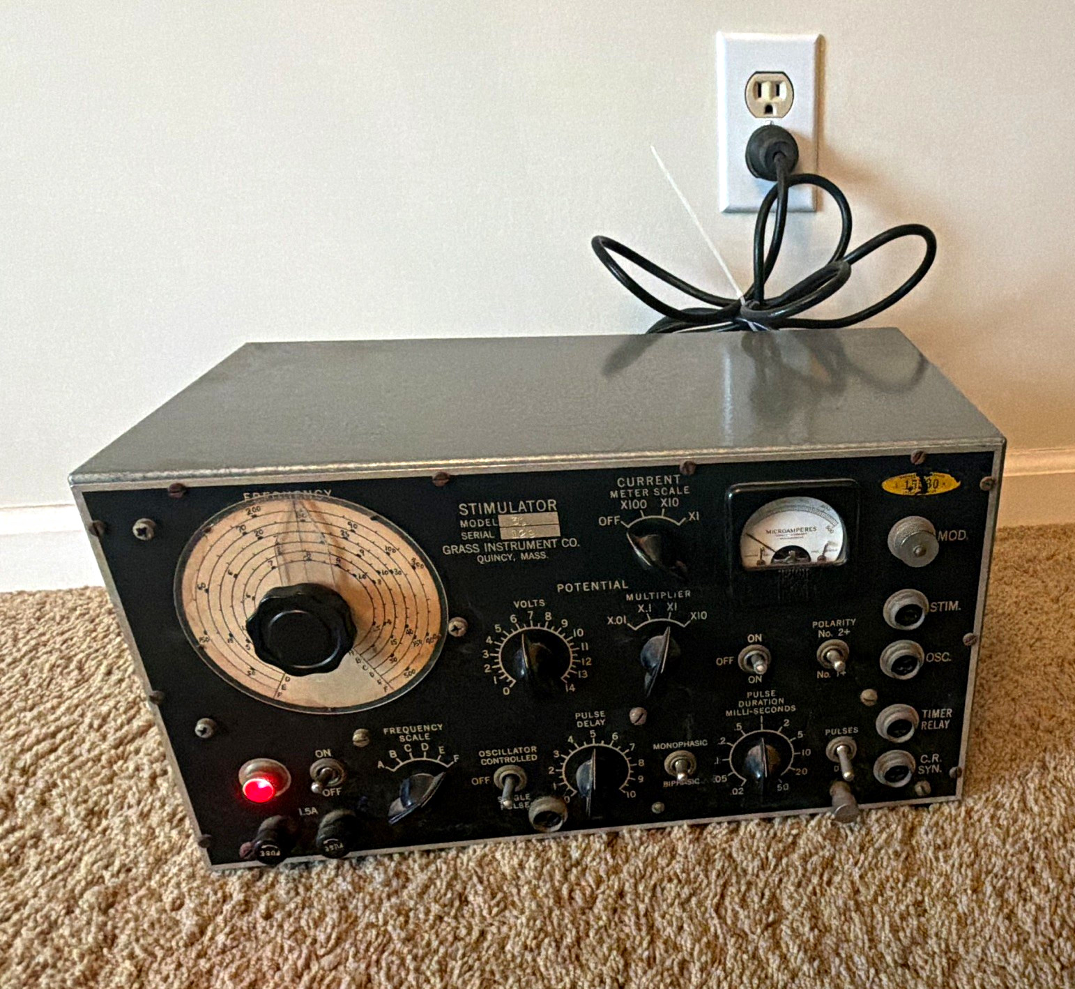 Grass Instrument Co. Stimulator Signal Generator Test Unit Model S4G TURNS ON