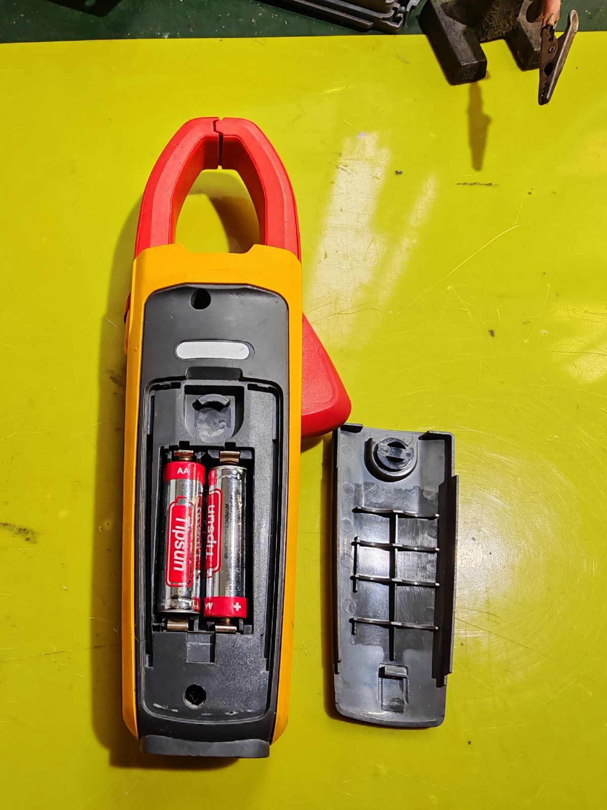 Fluke 376 True‑RMS Clamp Meter, screen cracked (unit‑only).Item fully functional