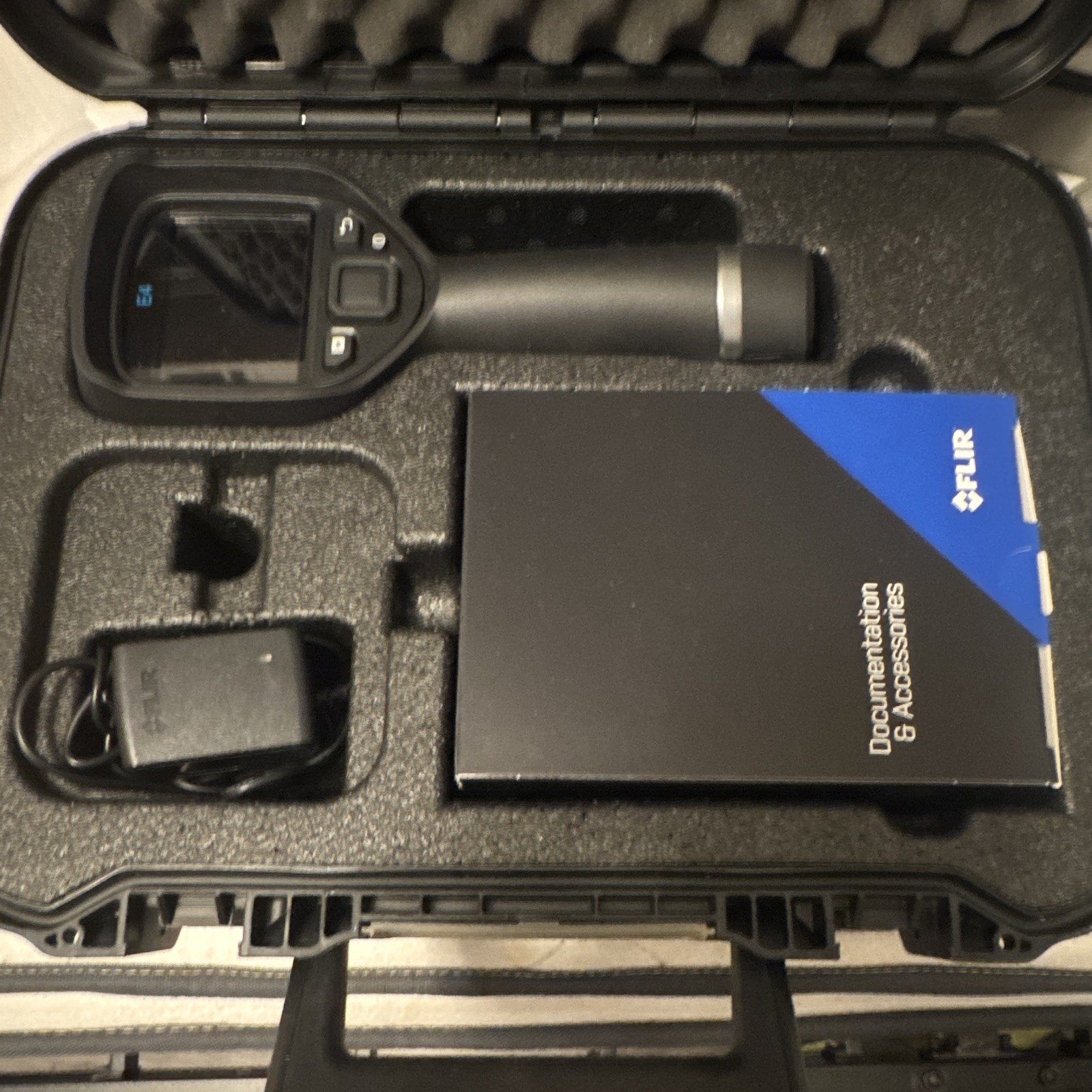 FLIR E4 Handheld Thermal Imaging Camera Kit w/ Case, Manual, Charger