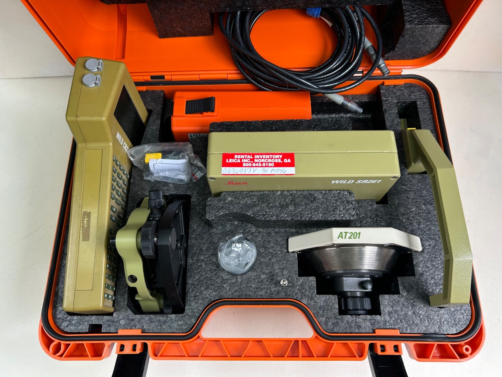 Vtg LEICA WILD GPS With Case ( SR261 -CR233 – GDF – GEB70 – AT201 more) Case (6)