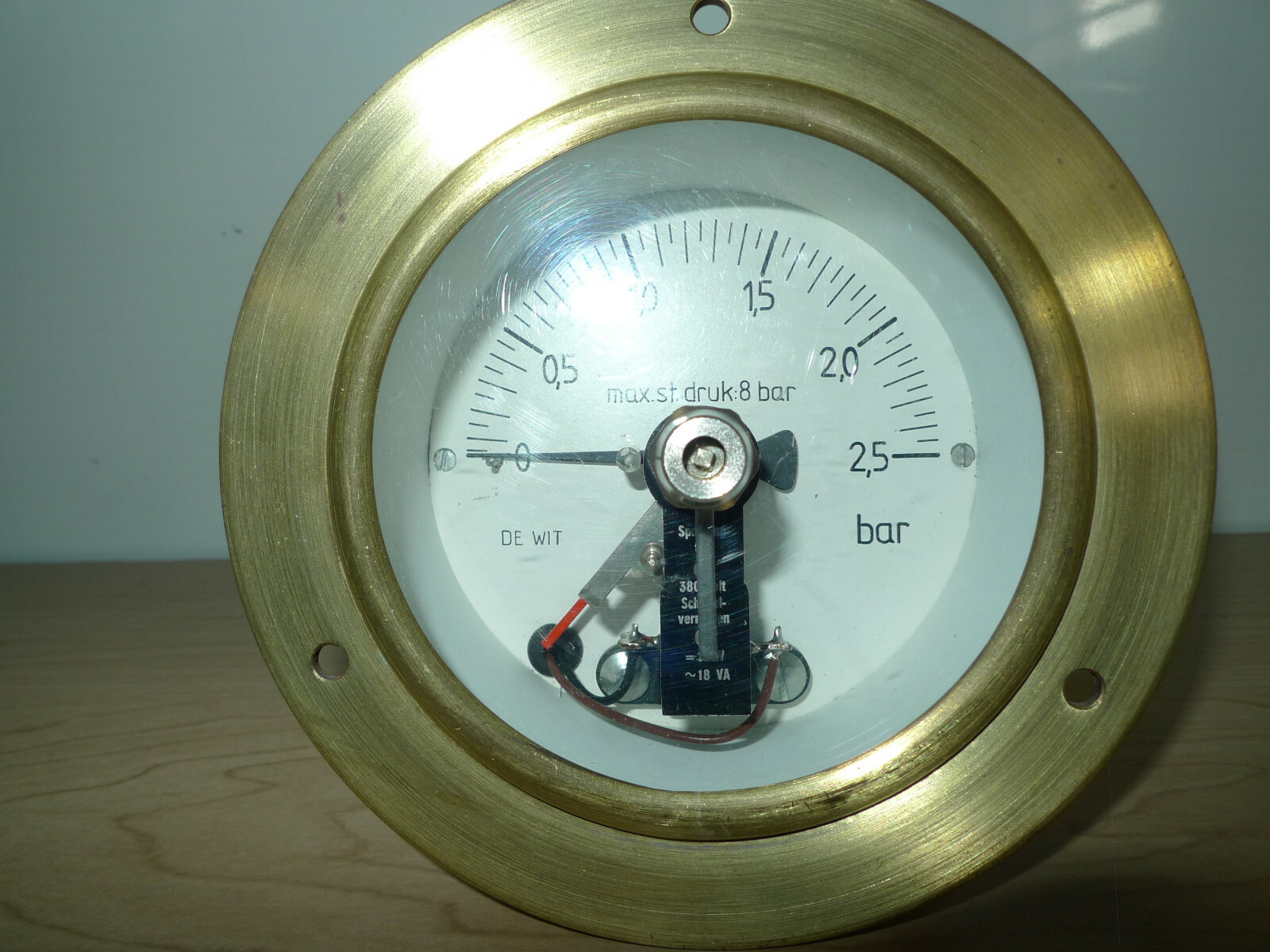 De Wit Brass Pressure Gauge with Limit Switch Spanning Tot 380 Volt -10W ~18 VA