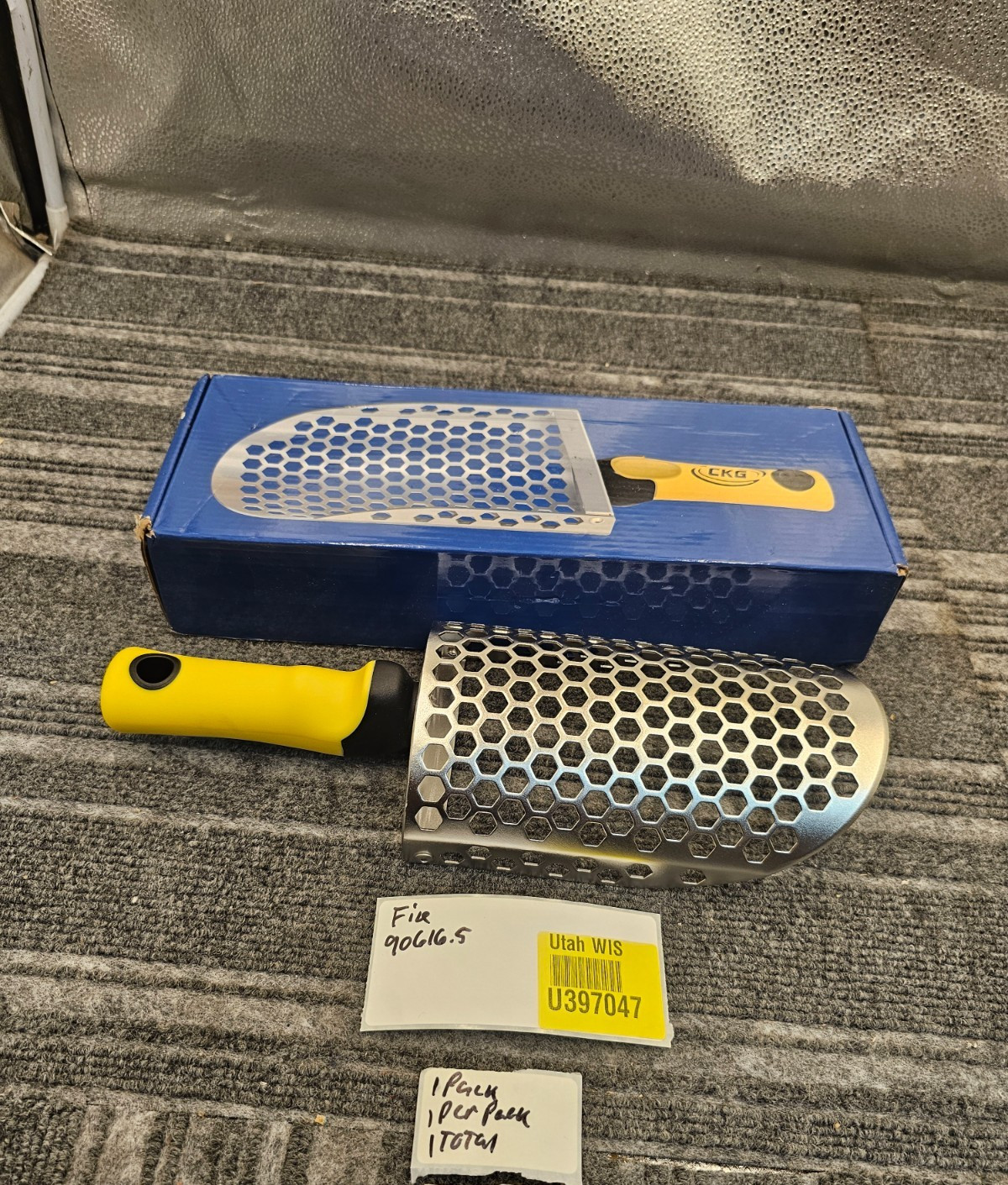 CKG Hand Sand Scoop For Metal Detecting With Ergonomic Yellow Handle CKGH1S7