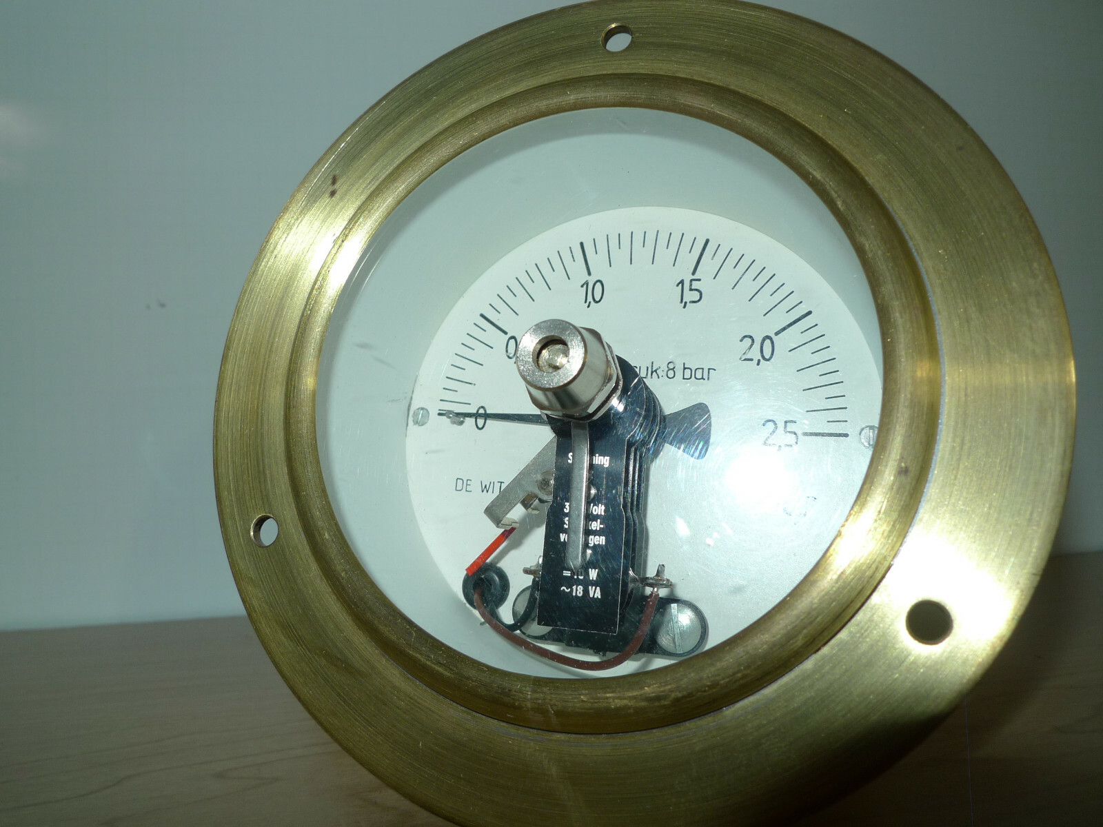 De Wit Brass Pressure Gauge with Limit Switch Spanning Tot 380 Volt -10W ~18 VA