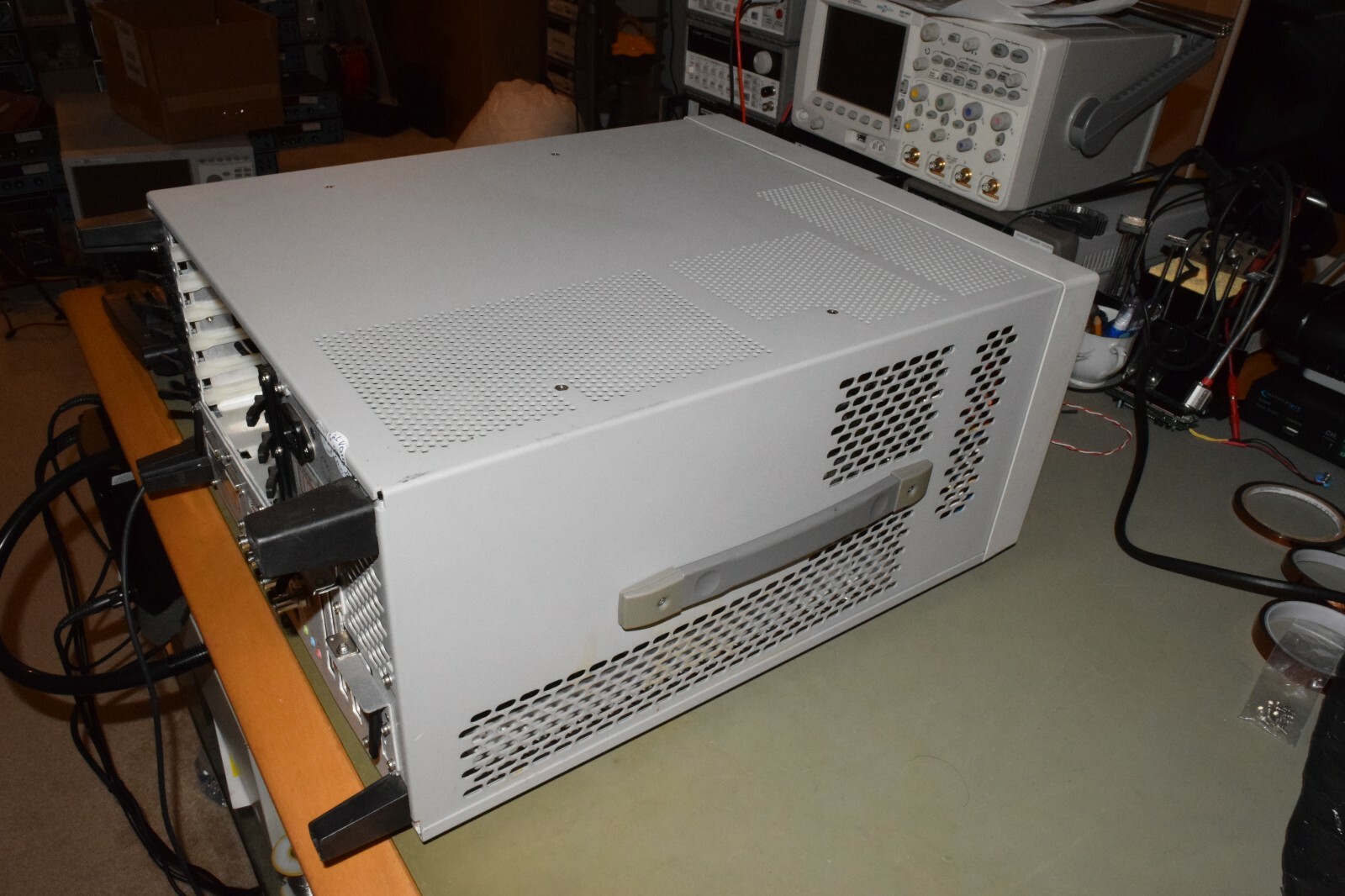 Agilent 16902A Touchscreen WinXP Logic Analyzer Mainframe 6-slot + 1Yr warranty