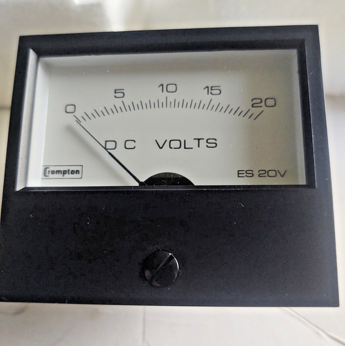 Crompton Instruments X08 233-01 VA-NGNG 20V 0-20V DC Volt Meter NEW