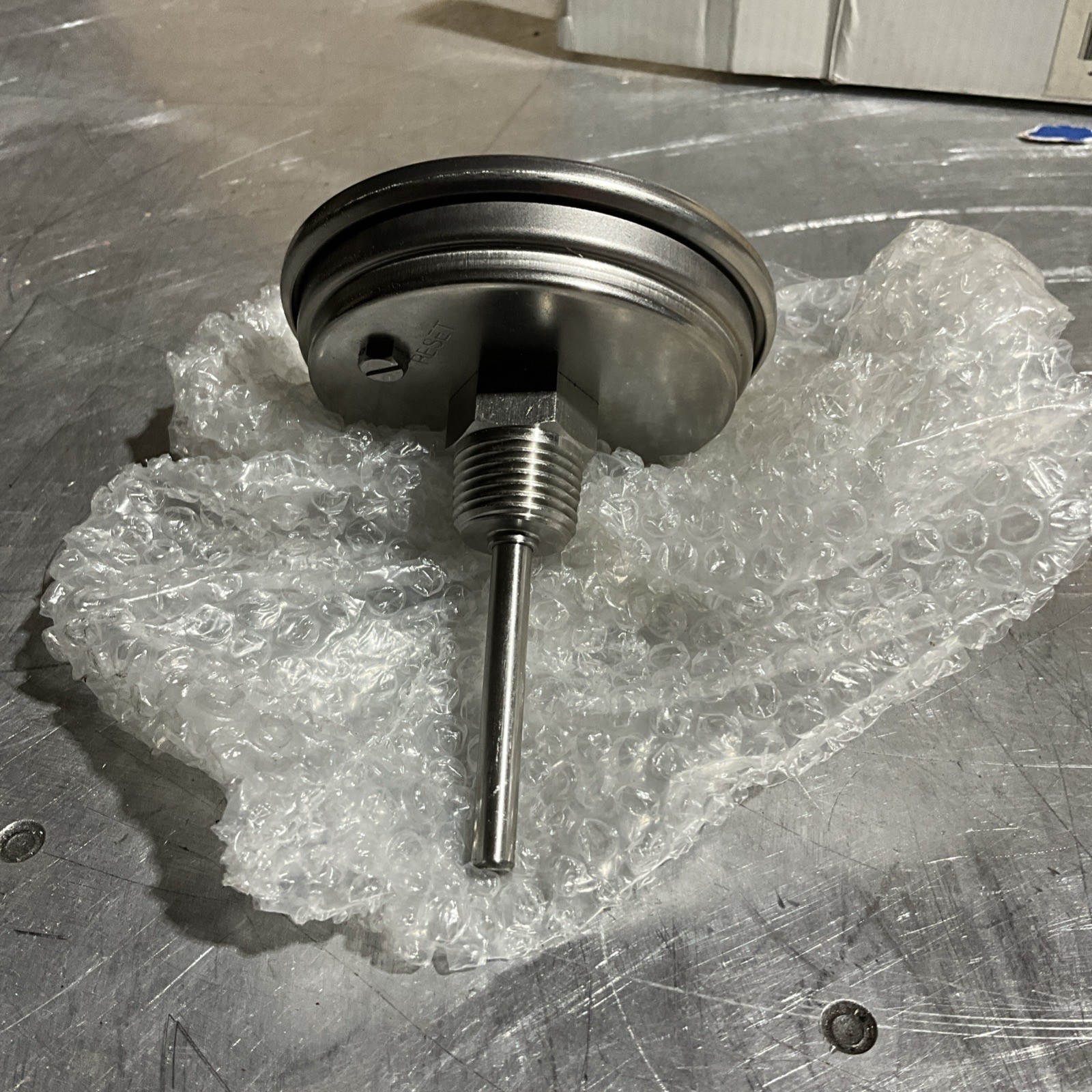 1NFY4 0° to 250°F/-20° to 120°C, 1/2 in NPT, 2.5 in Stem Lg, 3 in Dial Dia NOS