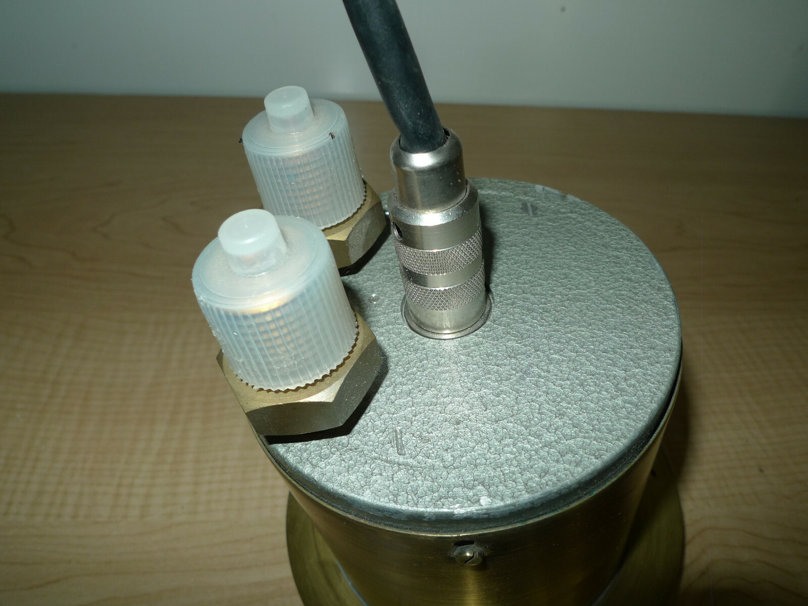 De Wit Brass Pressure Gauge with Limit Switch Spanning Tot 380 Volt -10W ~18 VA