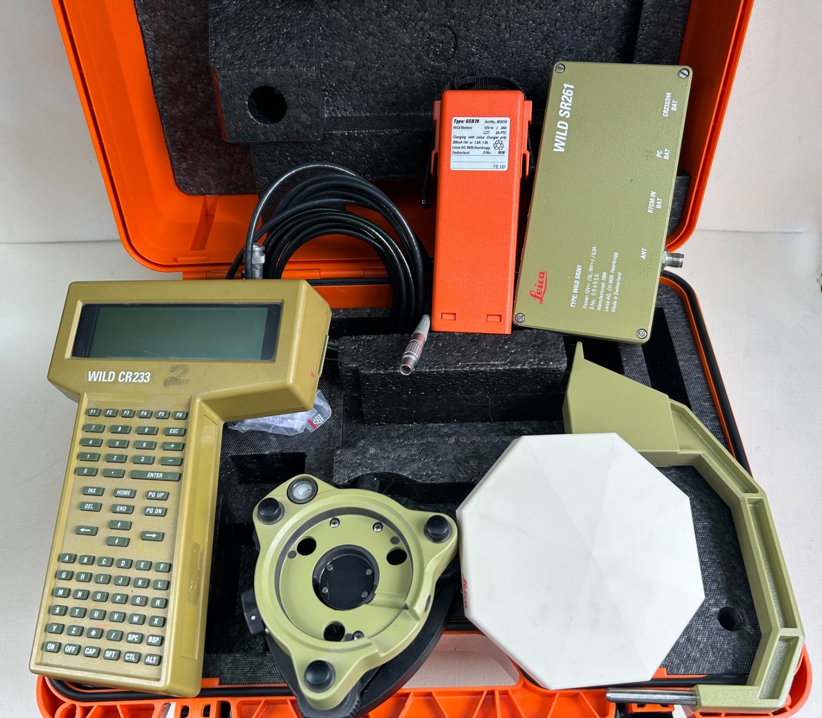 Vtg LEICA WILD GPS With Case ( SR261 -CR233 – GDF – GEB70 – AT201 more) Case (6)