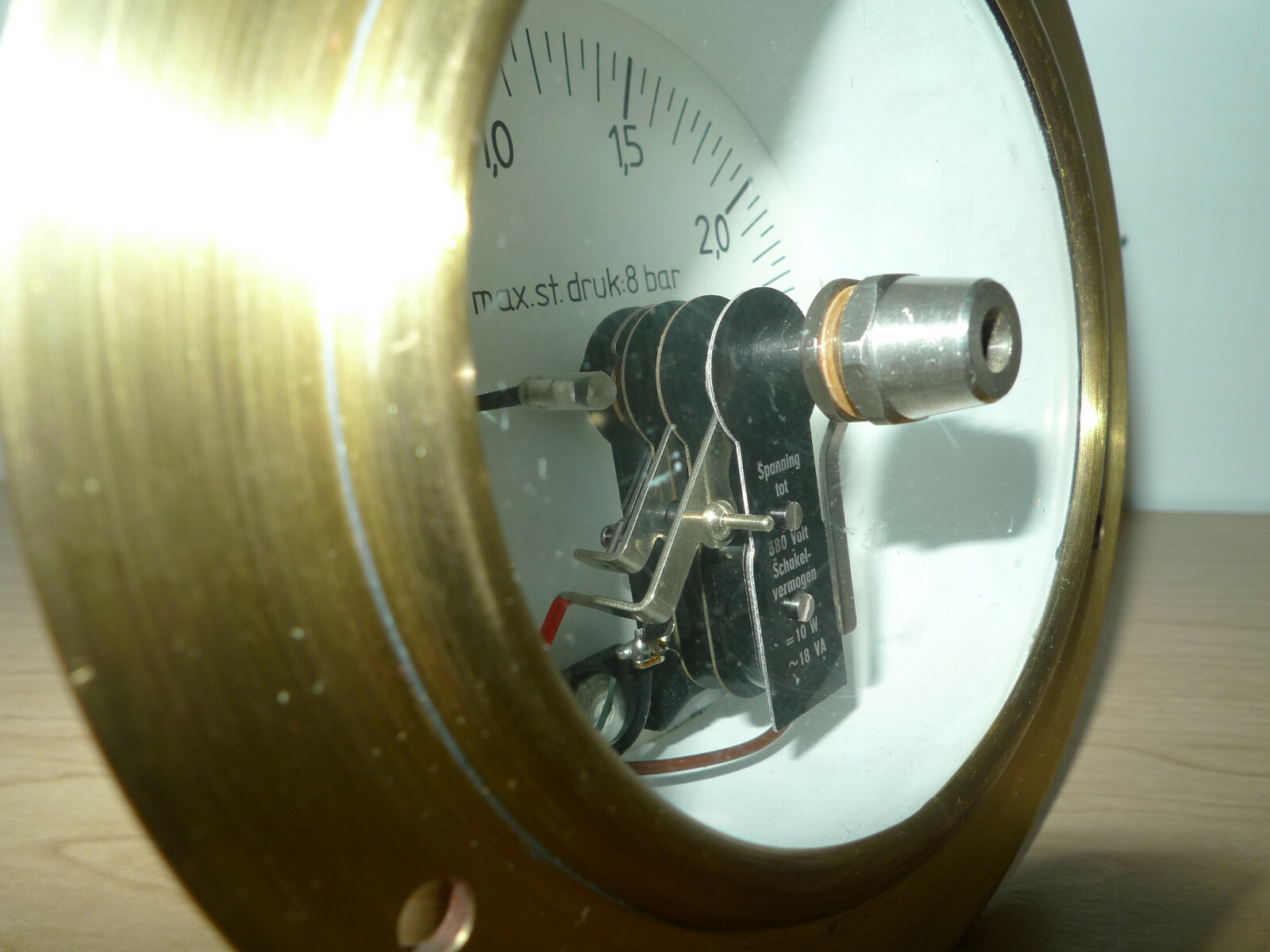 De Wit Brass Pressure Gauge with Limit Switch Spanning Tot 380 Volt -10W ~18 VA