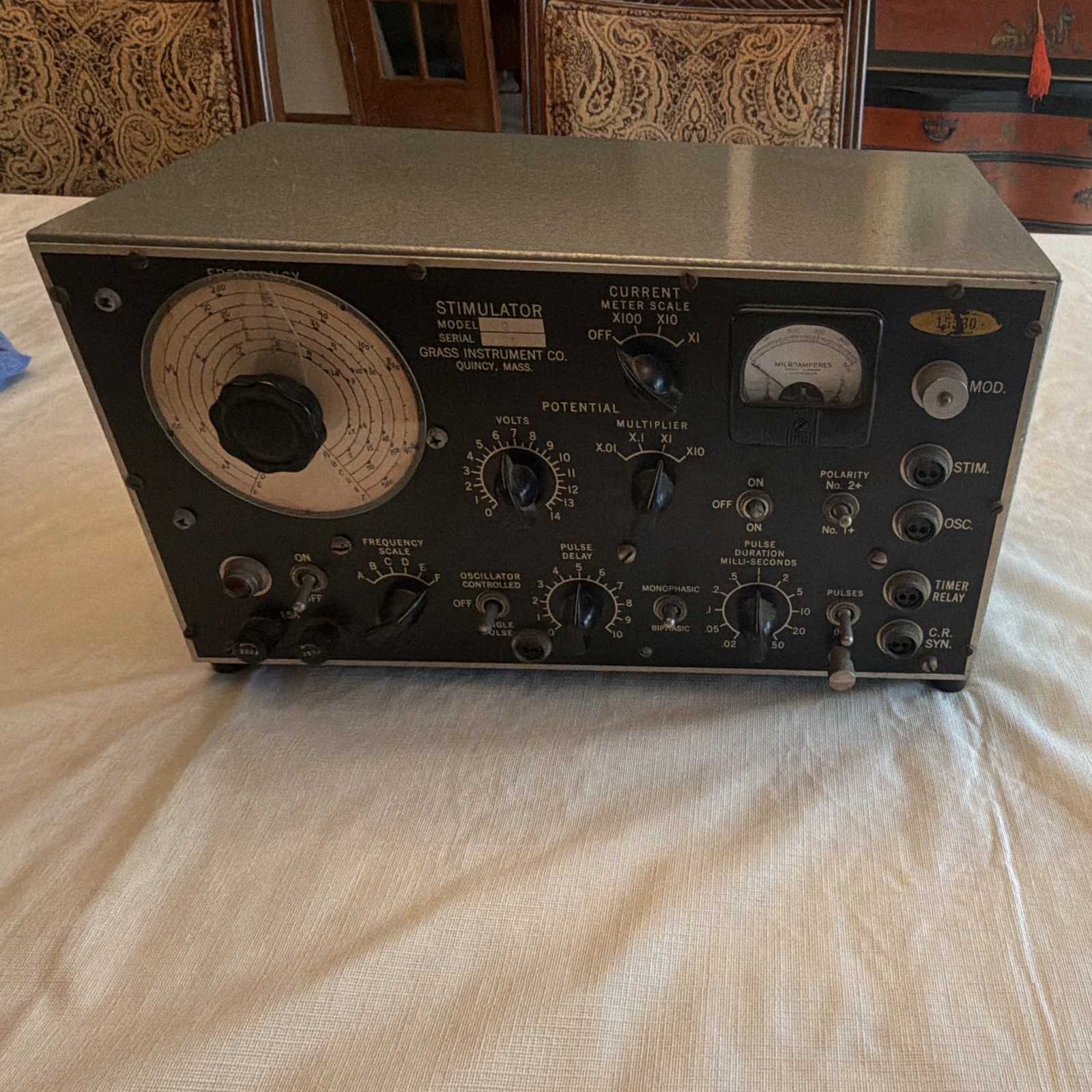 Grass Instrument Co. Stimulator Signal Generator Test Unit Model S4G TURNS ON