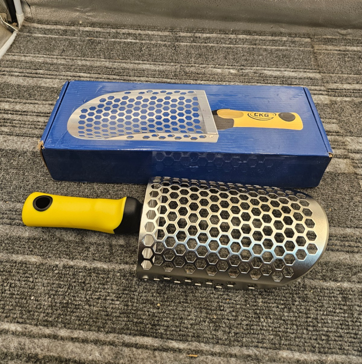 CKG Hand Sand Scoop For Metal Detecting With Ergonomic Yellow Handle CKGH1S7
