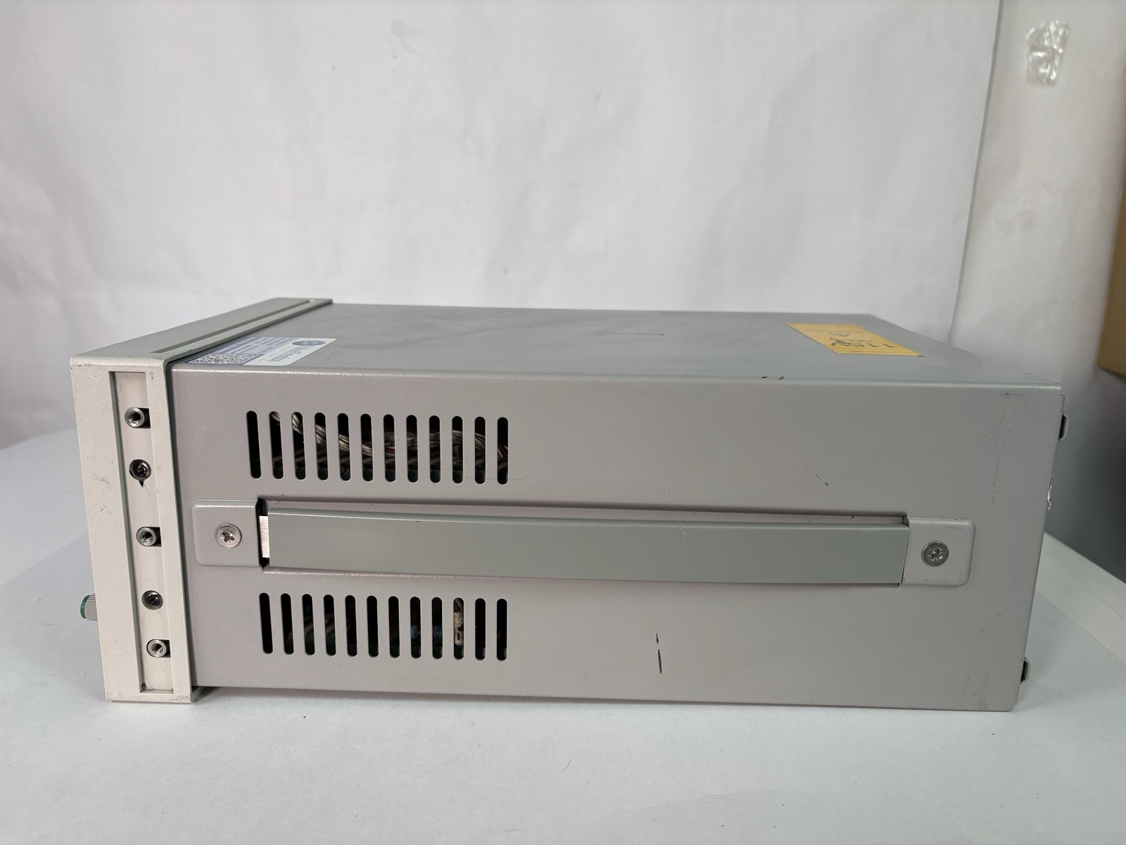 Agilent E3633A Variable DC Power Supply 0-8V 20A/0-20V 10A NO Power Cord