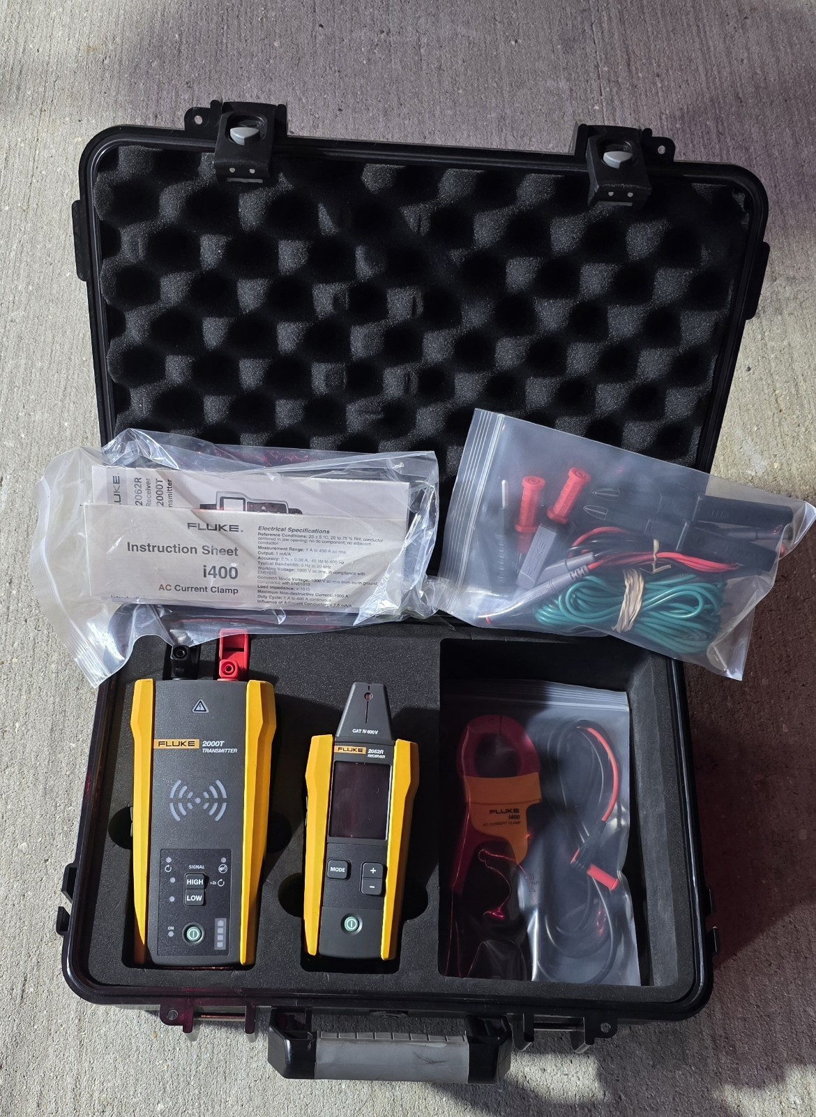 Fluke 2000T Wire Tracer Kit w/ i400 AC Current Clamp, CAT III, 1000V Case